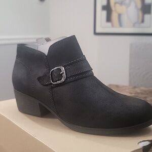 Clarks Collection Charlten Bay Black Suede Booties Size 10M